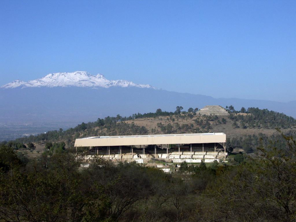 100213_Cacaxtla 019.JPG - Ze předu dozadu: Vykopávky Cacastla, dále pyramida Xochitecatl a vulkán Iztaccíhuatl.